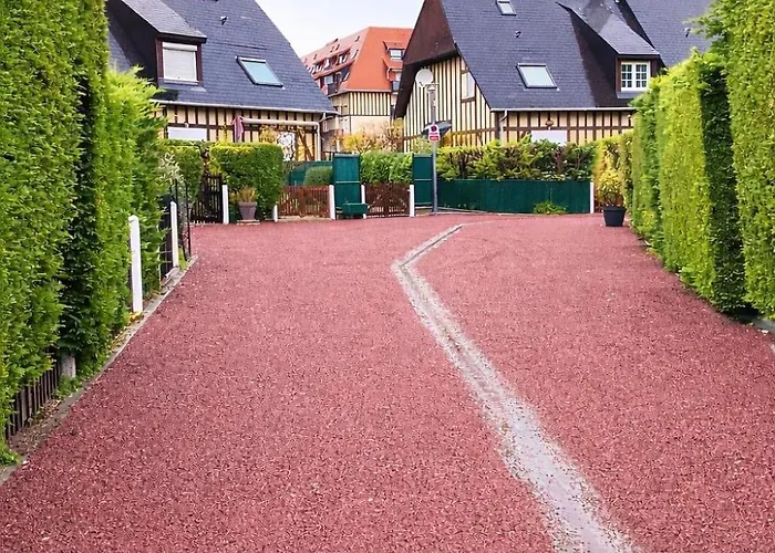 Charmante Maison Avec Terrasse - & 100m ! *